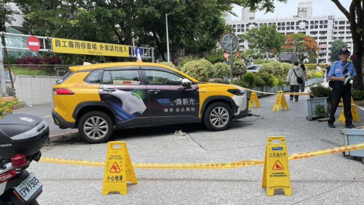 計程車疑似誤踩油門衝撞北榮院內花圃。(圖/翻攝記者爆料網) 計程車疑似誤踩油門衝撞北榮院內花圃。(圖/翻攝記者爆料網)