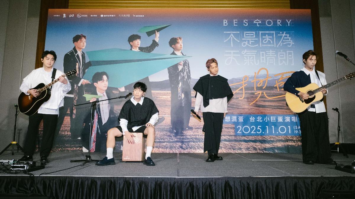 理想混蛋獻唱〈離開的一路上〉。（圖／何樂音樂提供）