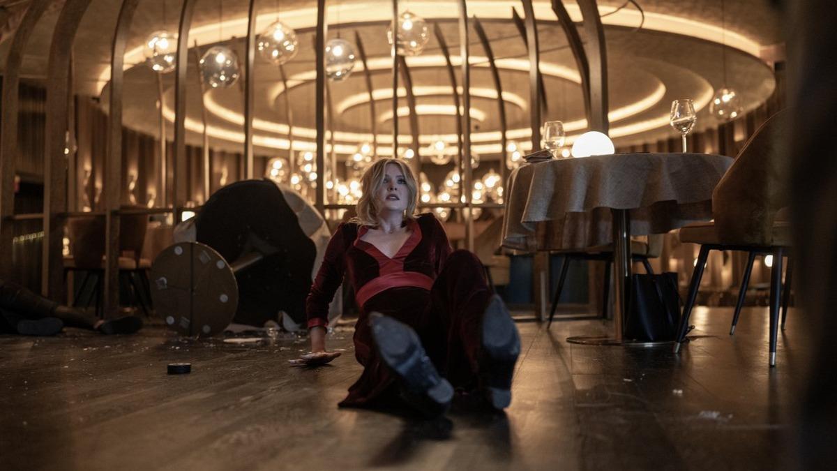 《無線殺機》故事描述一則Airdrop訊息，瞬間讓一場浪漫約會變調，墜入驚悚深淵。（圖／CATCHPLAY+提供）