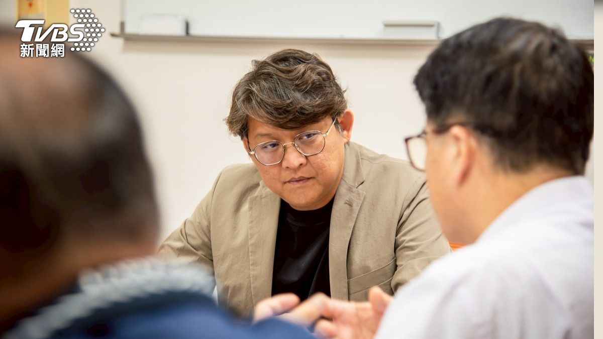 立委黃建賓召集交通部協調鐵路疏運。(圖/立委黃建賓辦公室提供)