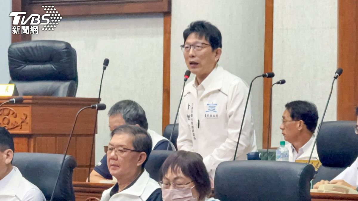 台東縣府交觀處長卜敏正在台東議會答詢。(圖/古和純攝)