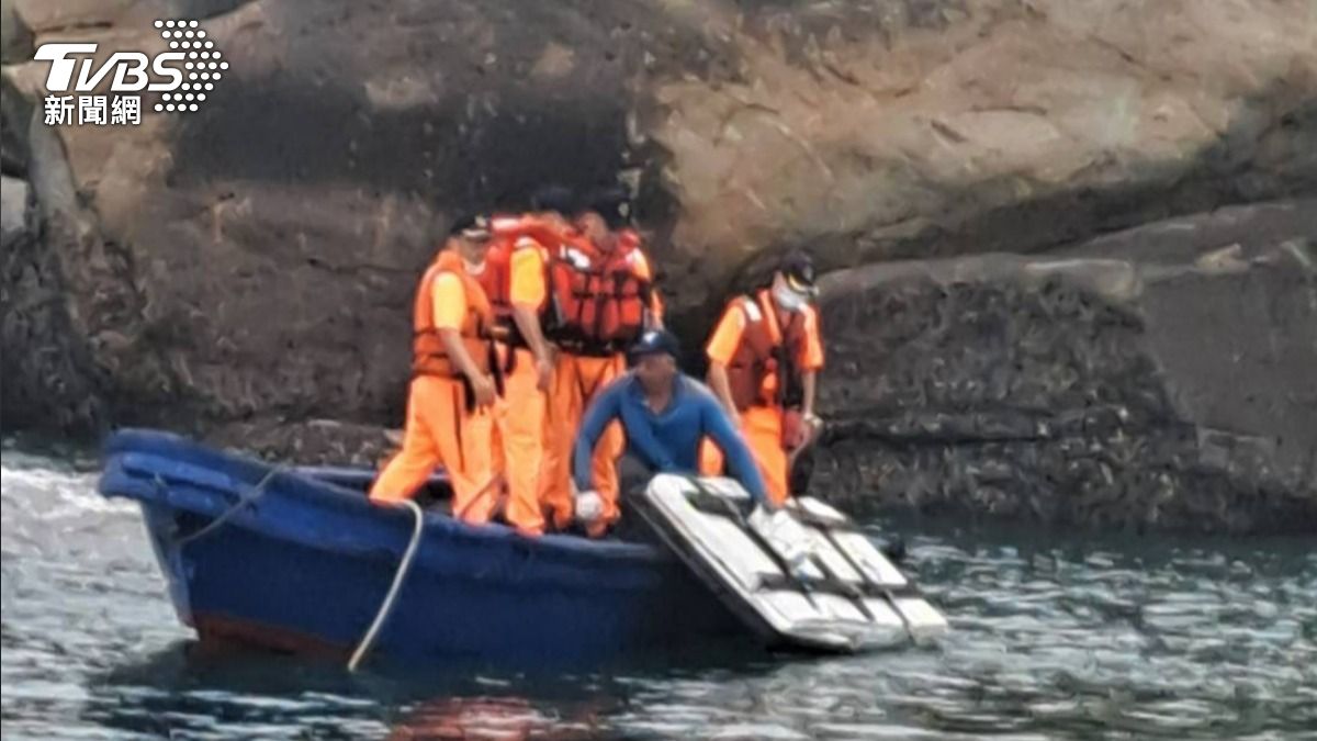 金門外海查獲有中國偷渡客施放保麗龍浮板，企圖上島。（圖／TVBS）