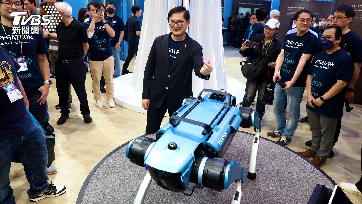 Pegatron debuts AI robotic dog in Taipei (TVBS News) Robotic dog with 12-hour battery wows Taipei tech show