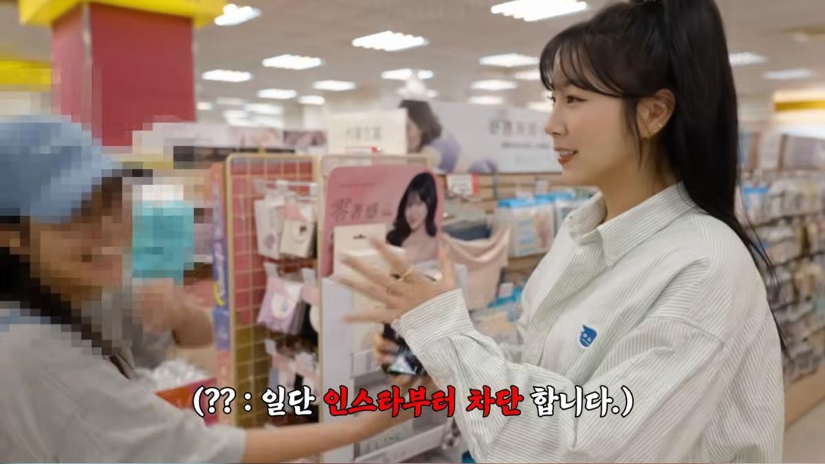 第一位上前的女顧客竟誤認她是李多慧，讓她當場愣住，還把對方推開，讓瞬間氣氛尷尬。（圖／翻攝自安芝儇YT）