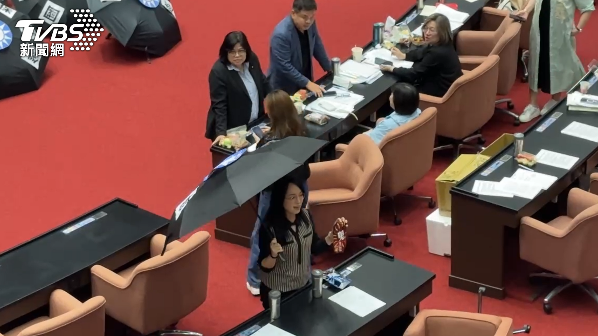 陳瑩在張啓楷的座位放上印有「鬼」字樣的物品。（圖／潘袁詩羽攝）