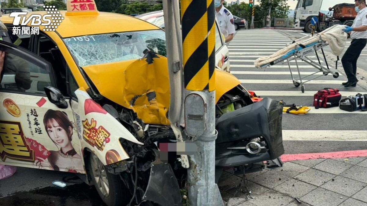計程車嚴重毀損，女乘客右腿有變形情況。（圖／TVBS）