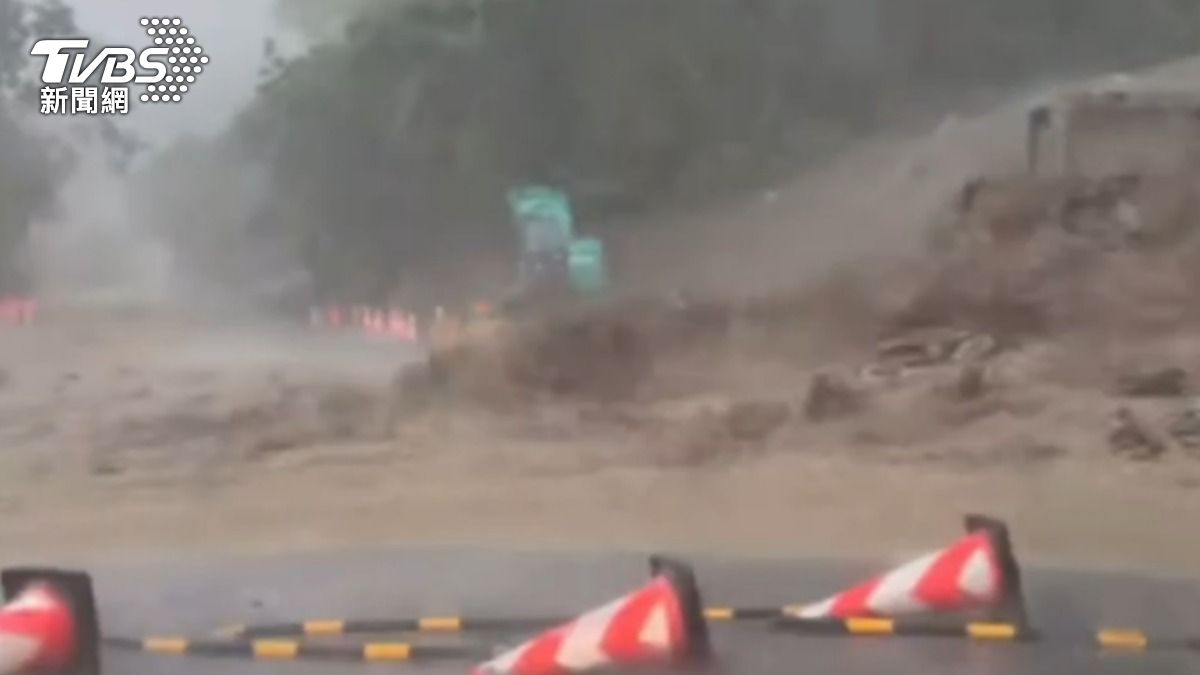 台鐵目前改由公路接駁，但蘇花公路崇德段也因大雨雙向不通。（圖／TVBS）
