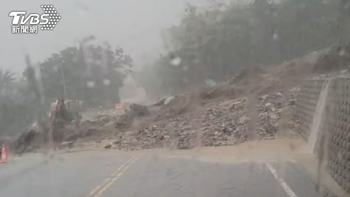 台鐵目前改由公路接駁，但蘇花公路崇德段也因大雨雙向不通。（圖／TVBS）
