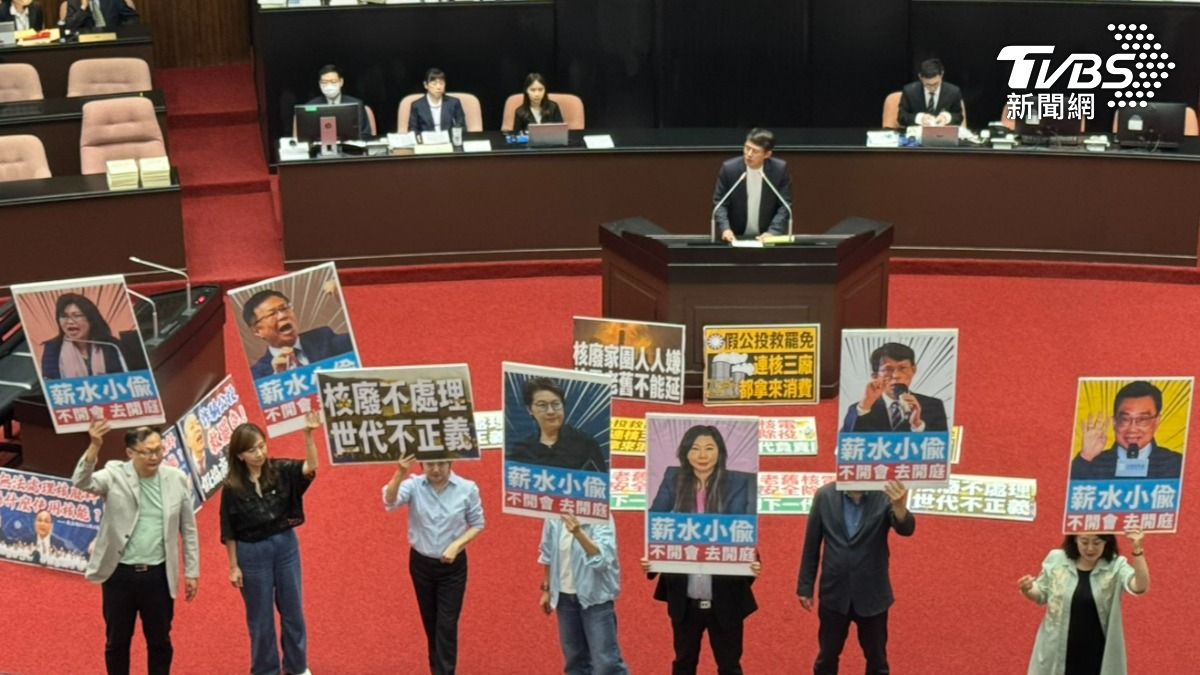 民眾黨團總召黃國昌趕抵議場發言。（圖／劉庭宇攝）