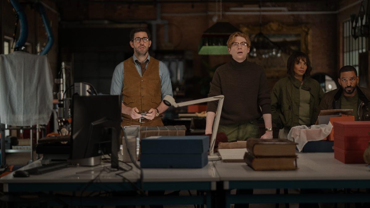 多姆納爾格利森（右三）與男主角約翰卡拉辛斯基在《尋秘不老泉》也有不少對戲。（圖／APPLE TV+提供）