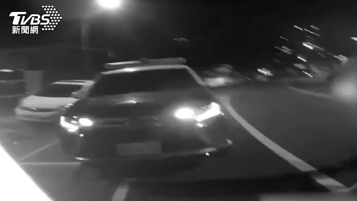 亂趴別人車引擎蓋！　男毀警車又揮拳毆警