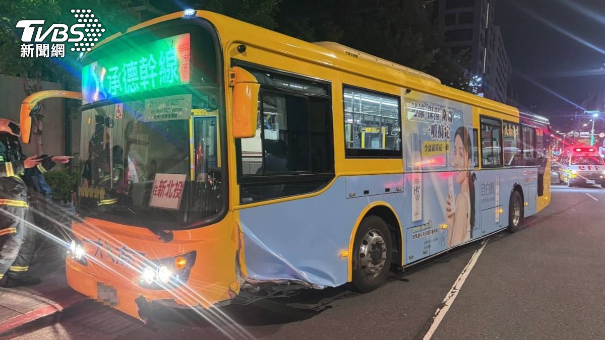 公車左車頭損毀。（圖／TVBS）