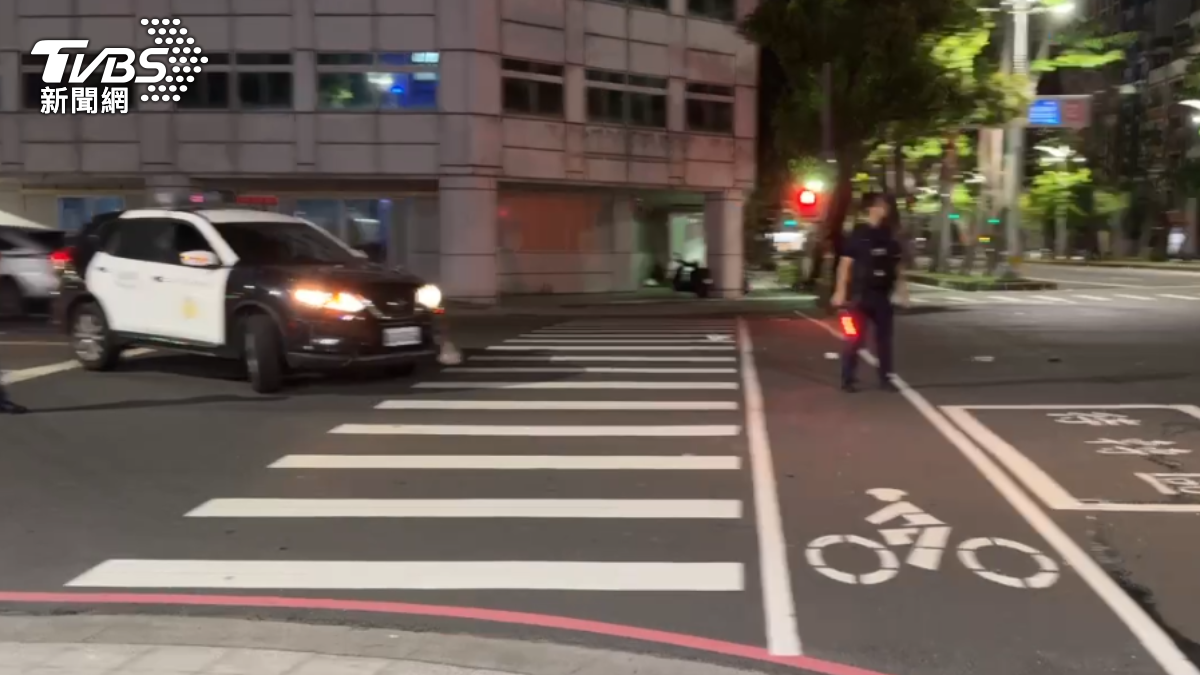 警方獲報趕往現場。(圖/TVBS)