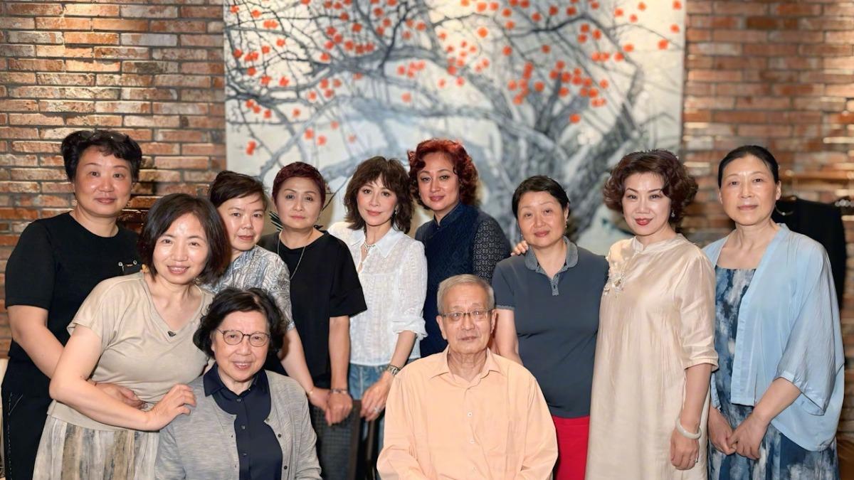 劉嘉玲回到蘇州，出席舊同學聚會與老師及同學同慶60歲生日。（圖／翻攝自劉嘉玲微博）