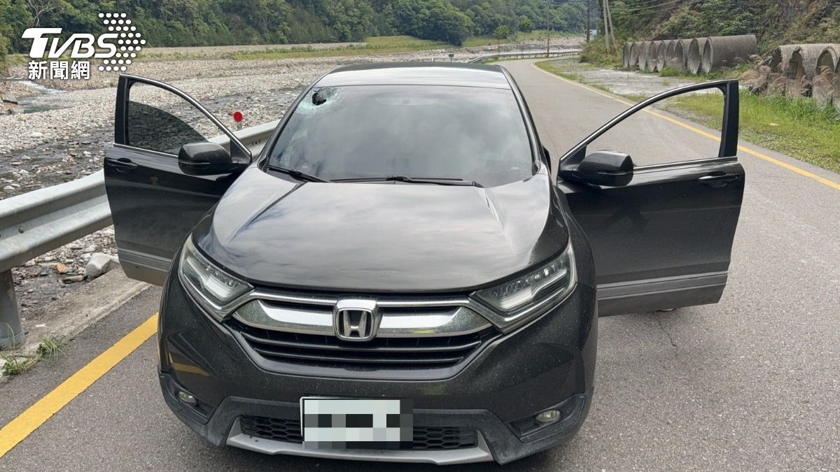 副駕駛座擋風玻璃破掉。(圖/TVBS)