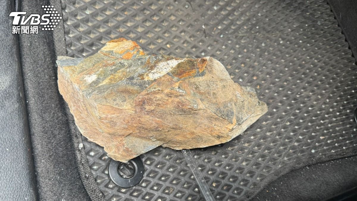 落石大約5公斤。(圖/TVBS)