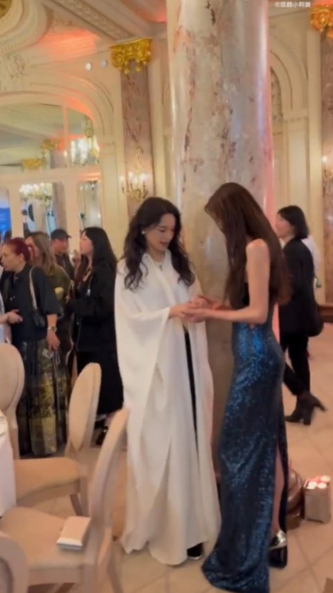 舒淇、林志玲被拍到在角落聊天。（圖／翻攝自微博）