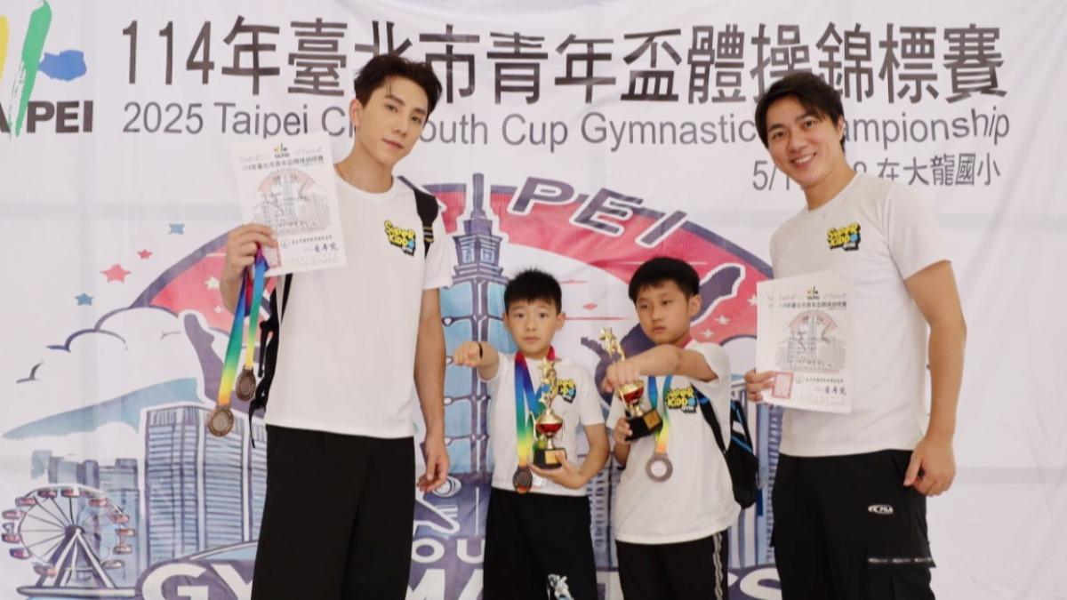 古程丰（右）帶學員征戰青年盃體操錦標賽。（圖／小超人綜合體能俱樂部提供）