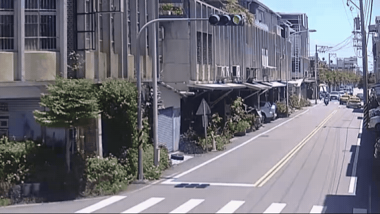 一名騎士撞上正要送癲癇患者前往醫院的救護車，後也一同送醫。（圖／TVBS）