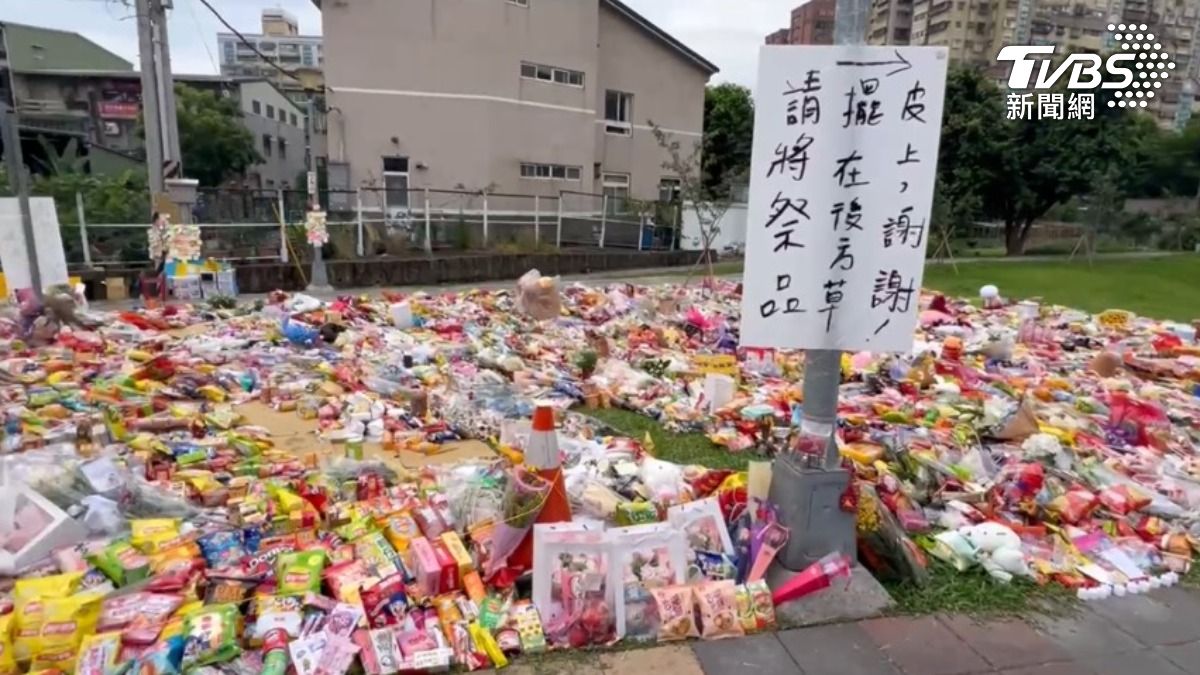 有許多民眾紛紛前往現場獻花、零食悼念。（圖／TVBS）