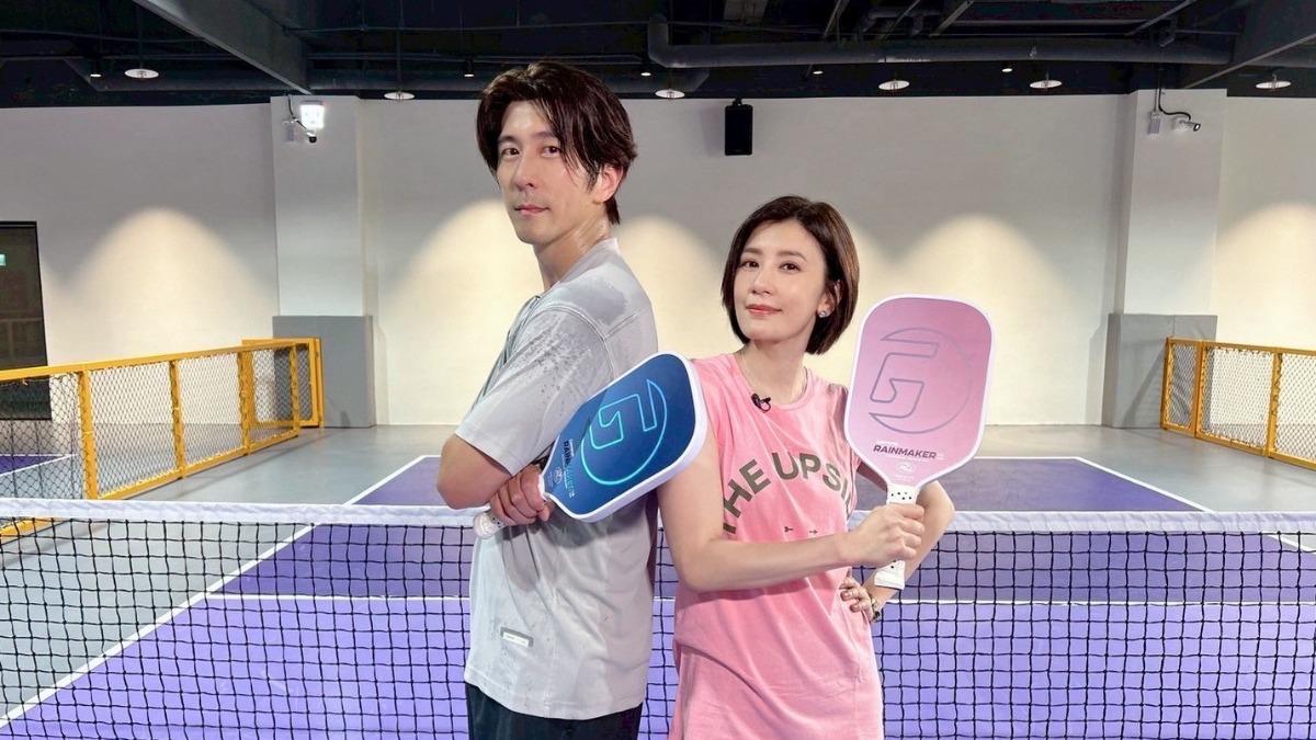 修杰楷、賈靜雯（右）PK匹克球。（圖／《修TIME》提供）