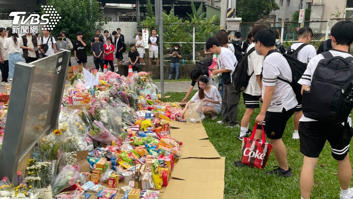許多民眾自發性地前往事故現場獻花悼念。（圖／TVBS）