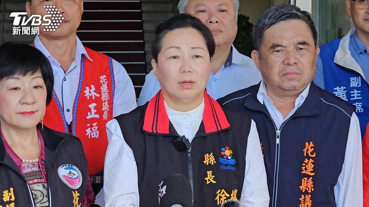 花蓮縣長徐榛蔚上午9時在縣府門口開記者會。(圖/TVBS)