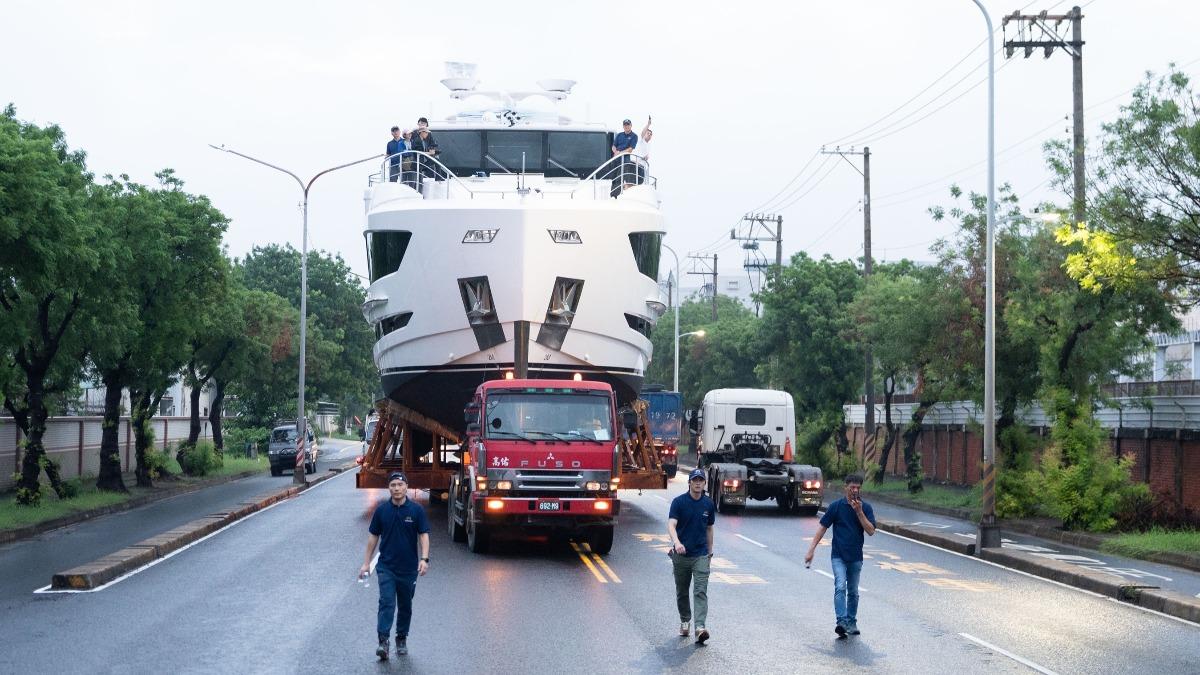主持人目睹陸上行舟。(圖/公視提供)