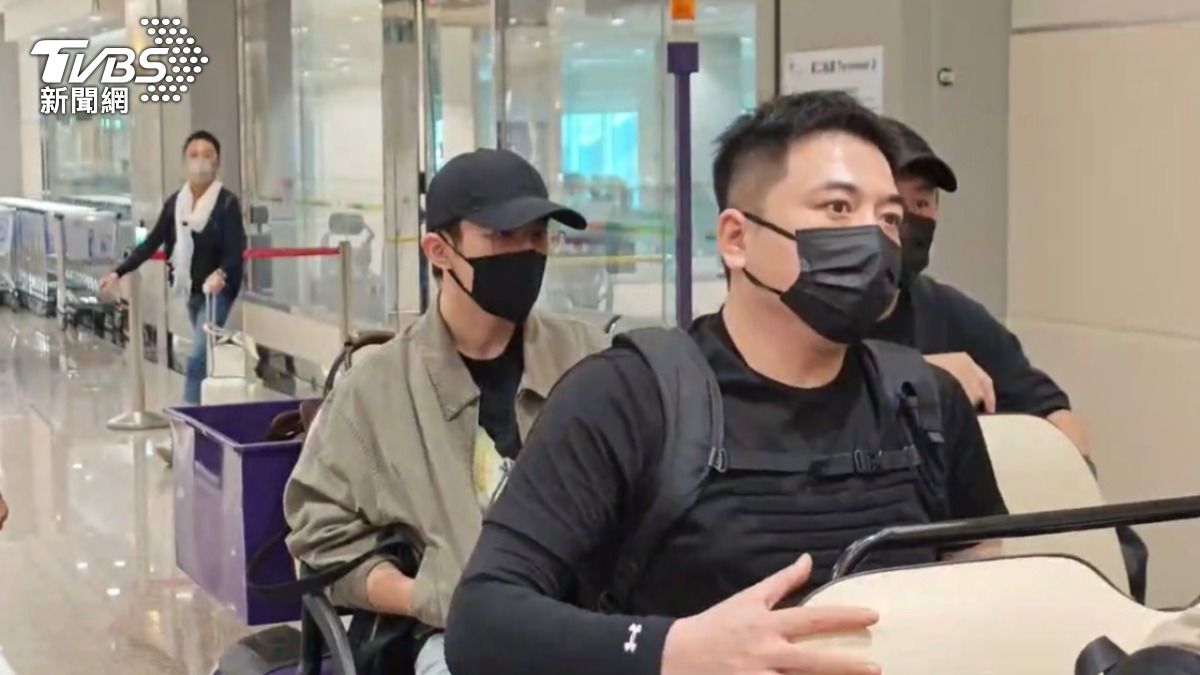 易烊千璽稍早抵達桃園機場。（圖／林志偉攝）