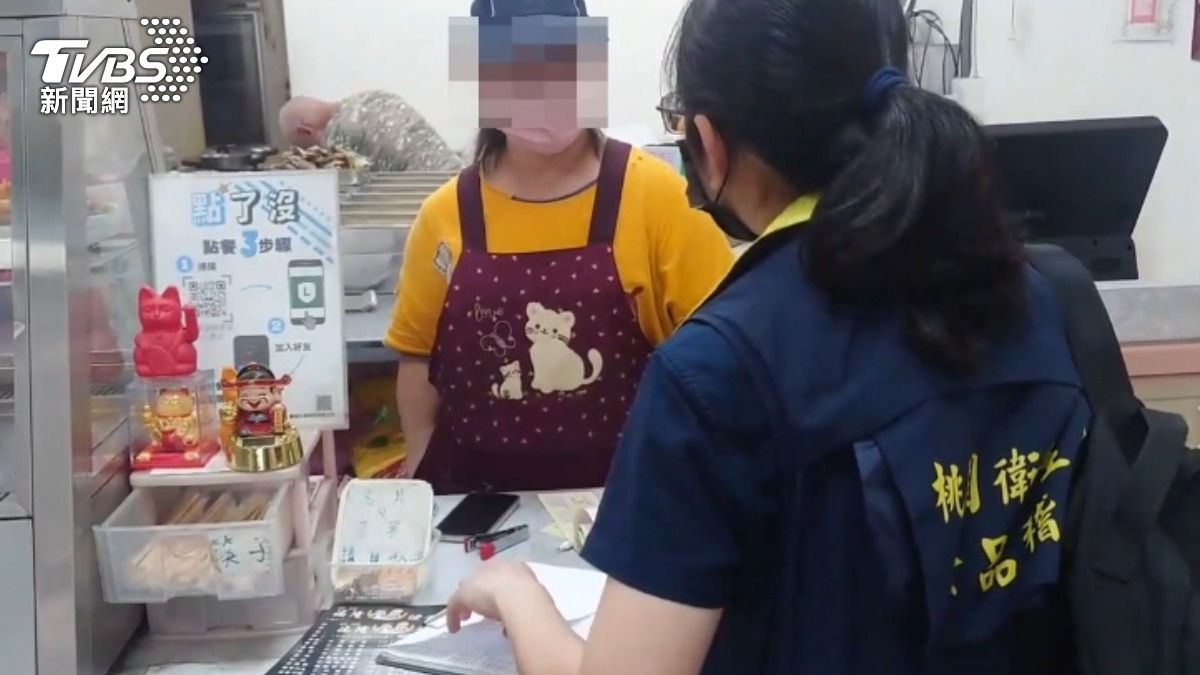 衛生局前往店家稽查確認有多項環境缺失。（圖／TVBS）
