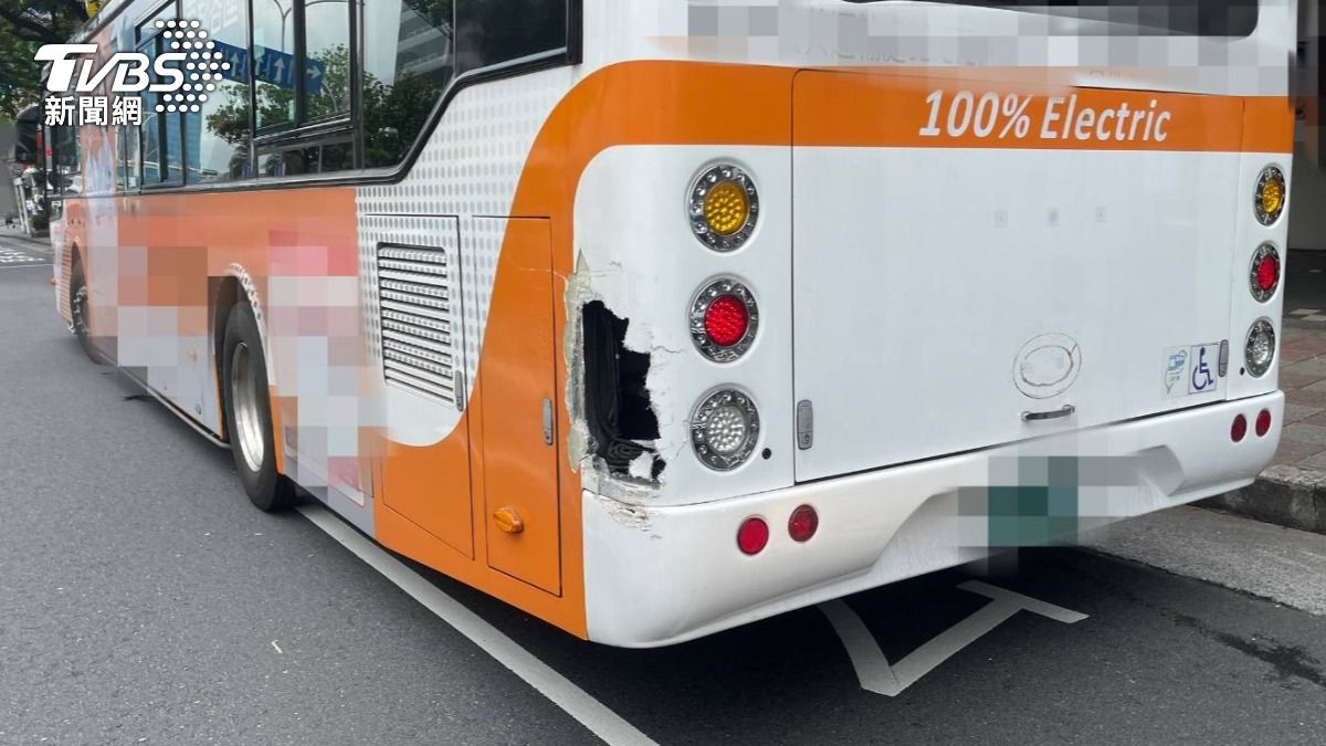 公車尾端被撞出一個大洞。（圖／TVBS）