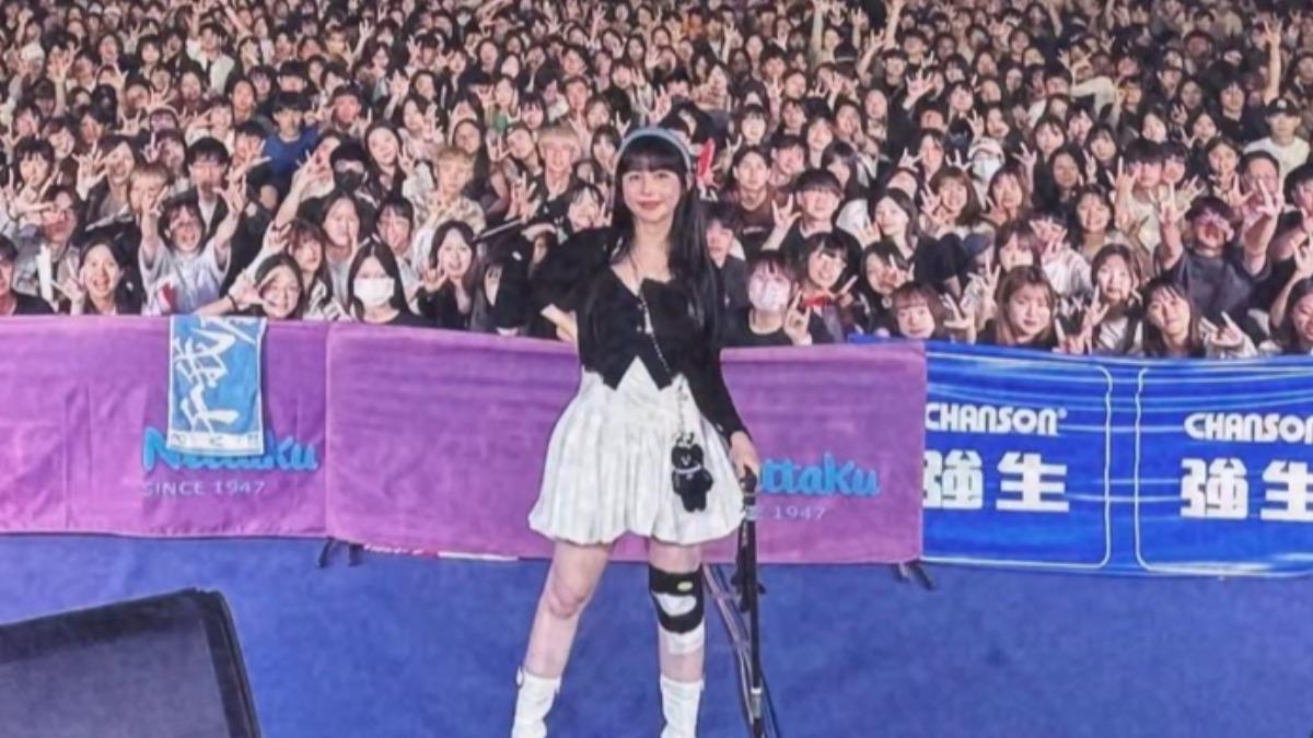 琳誼因膝蓋受傷，這陣子拄拐杖跑商演。（圖／翻攝自琳誼IG）