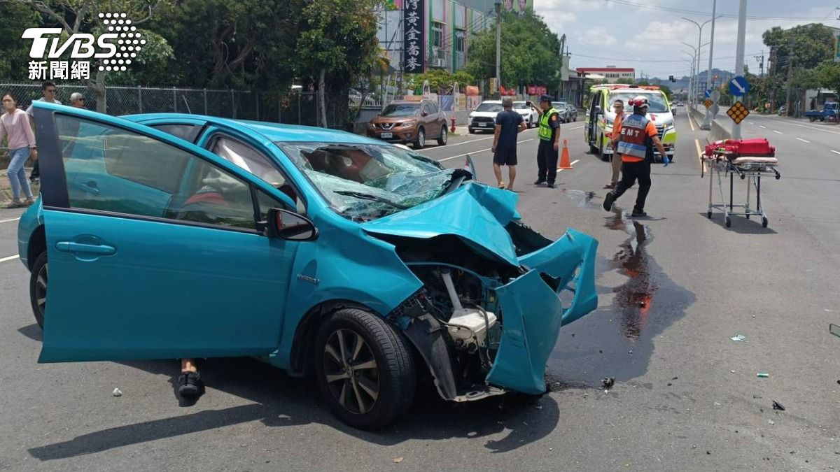 紀姓男子開車不明原因自撞受困，車子毀損嚴重。（圖／TVBS）