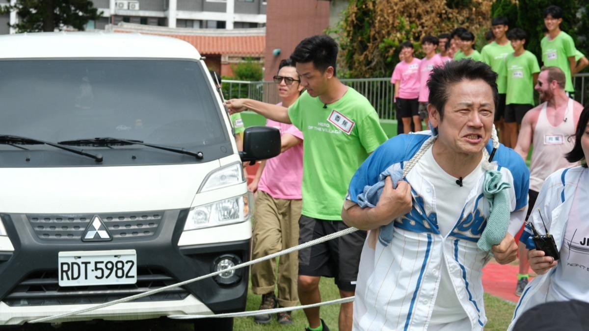 徐乃麟賣力拉車。（圖／東森提供）