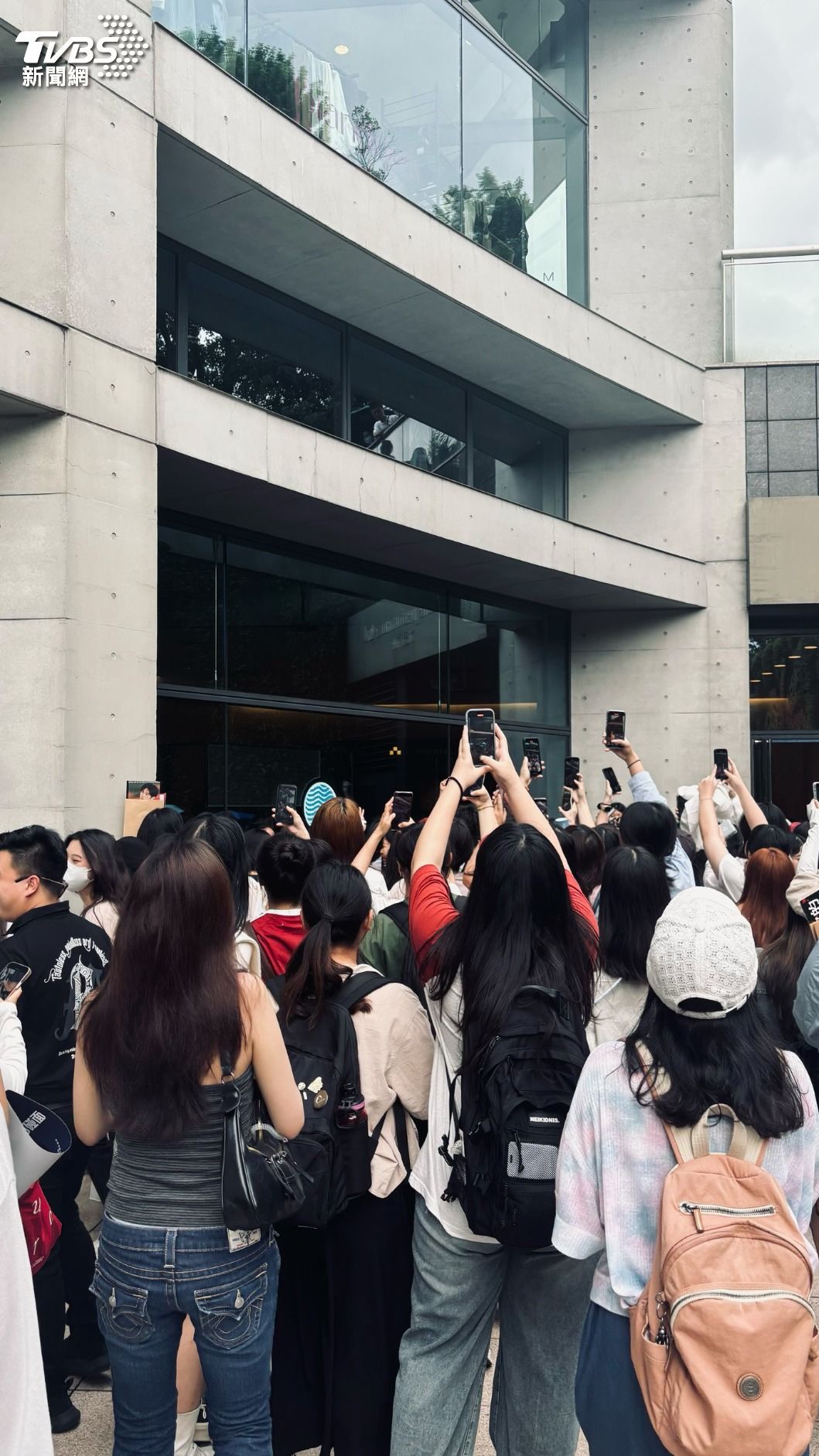 一有風吹草動粉絲就舉起手機，深怕錯失男神出場時機。（圖／羅子欣攝）