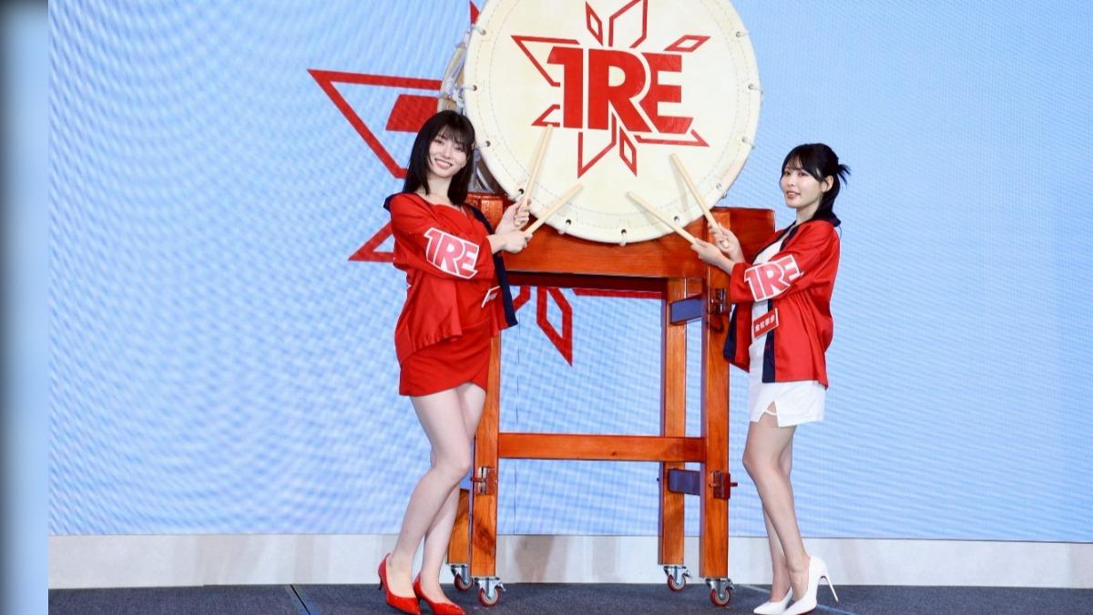「千年一遇神乳」瀨戶環奈(左)以及「SSR級最強藝能人」金松季歩(右)性感登台。（圖／記者趙世平攝影）