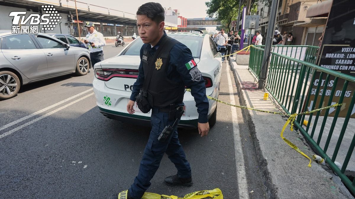 墨西哥警察在槍擊現場蒐證。（圖／達志影像美聯社）