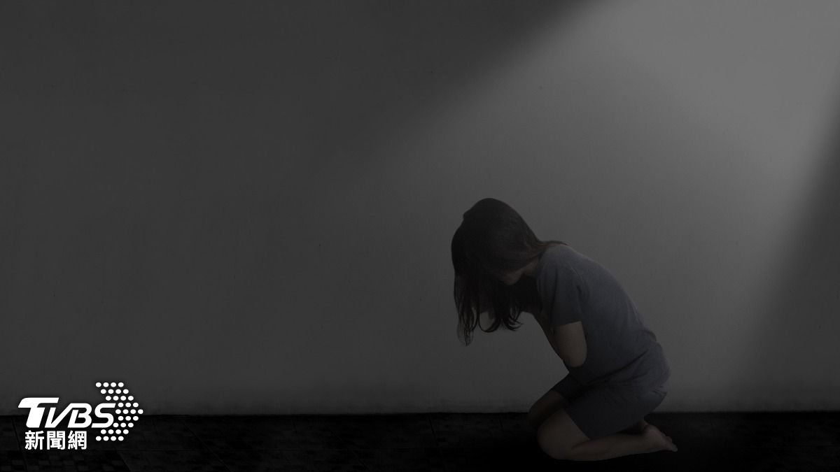 日本大阪一名5歲女童伴屍多天，外出告訴鄰居：爸媽吵架互砍。（示意圖／達志影像shutterstock）