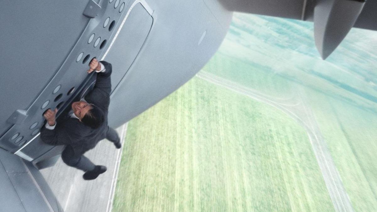 《不可能的任務：失控國度》抓住上升中的飛機。（圖／UIP提供）