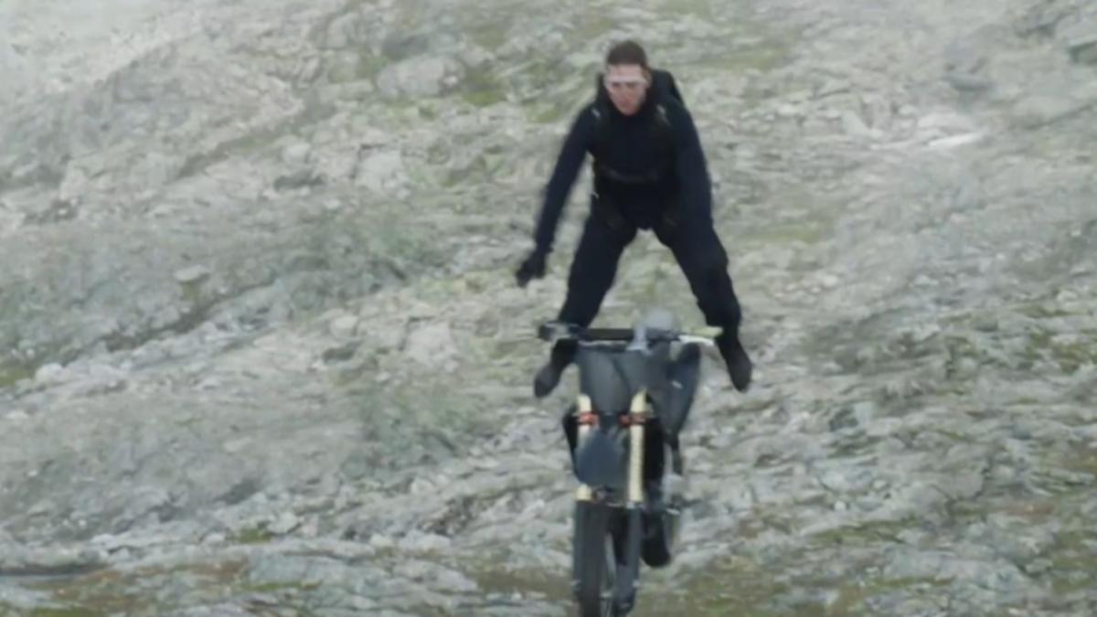 《不可能的任務：致命清算》騎車飛行跳傘。（圖／翻攝自YouTube）