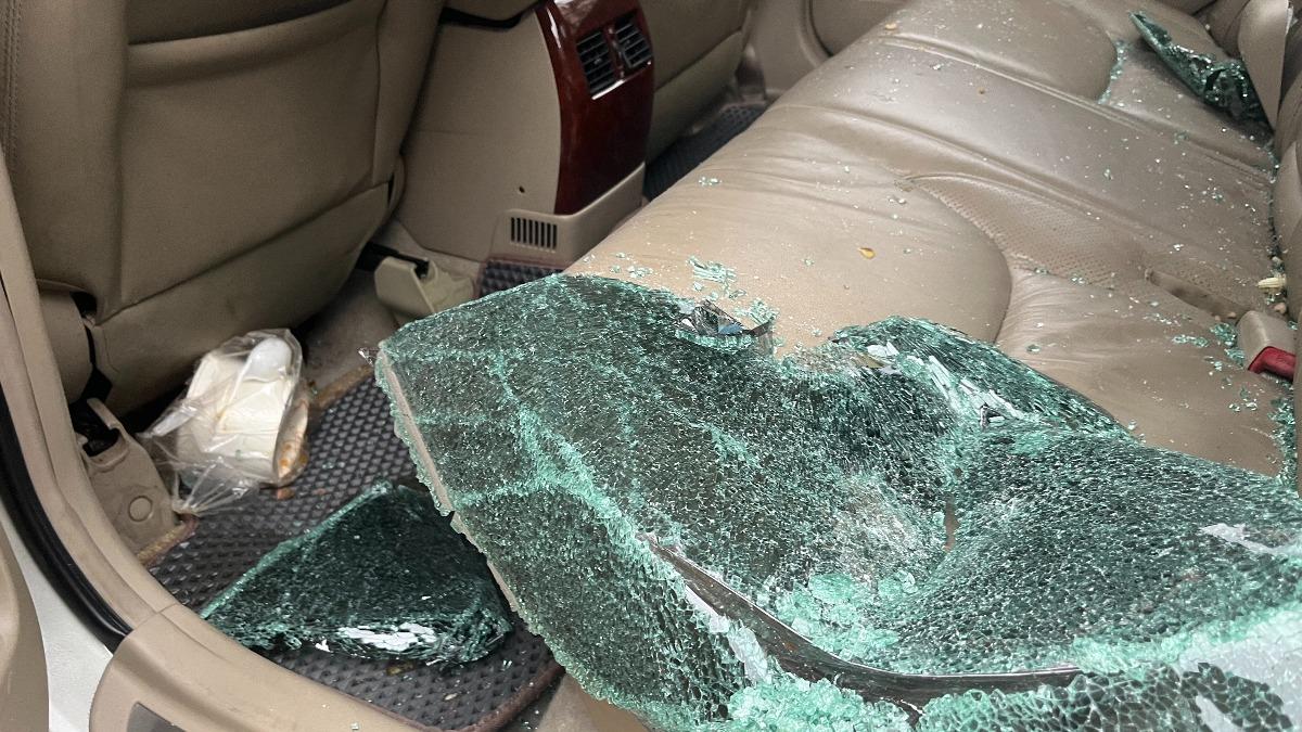 肇事車輛上發現2個紙碗以及散落一地的粉圓。(圖/民眾提供)
