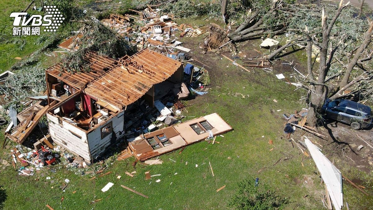 屋頂掀飛、數萬戶停電！破百龍捲風橫掃美國多州│TVBS新聞網