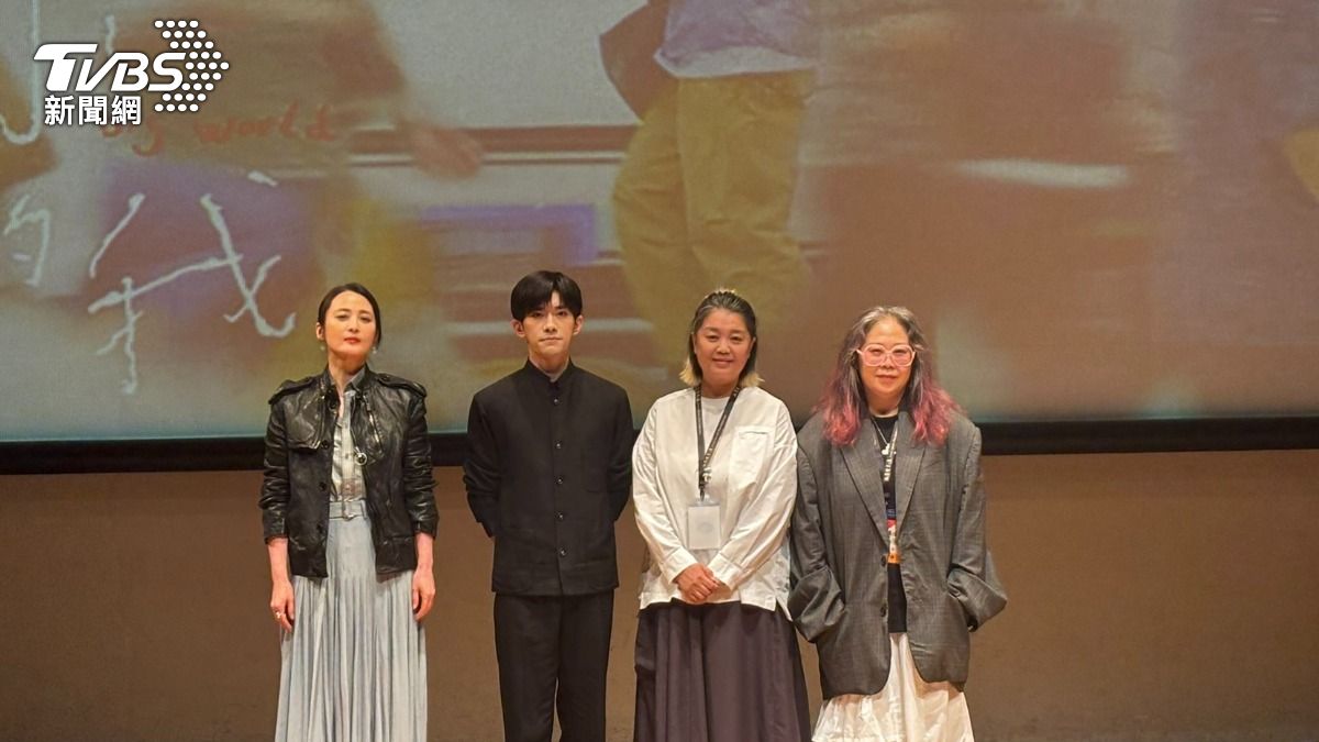 易烊千璽與蔣勤勤、監製、導演共同出席開幕式。（圖／羅子欣攝）