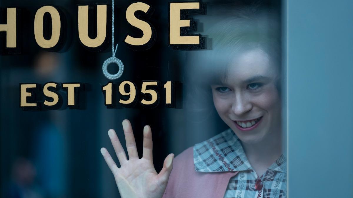 德利鎮一直出現對孩子面露詭笑的大人。（圖／HBO提供）