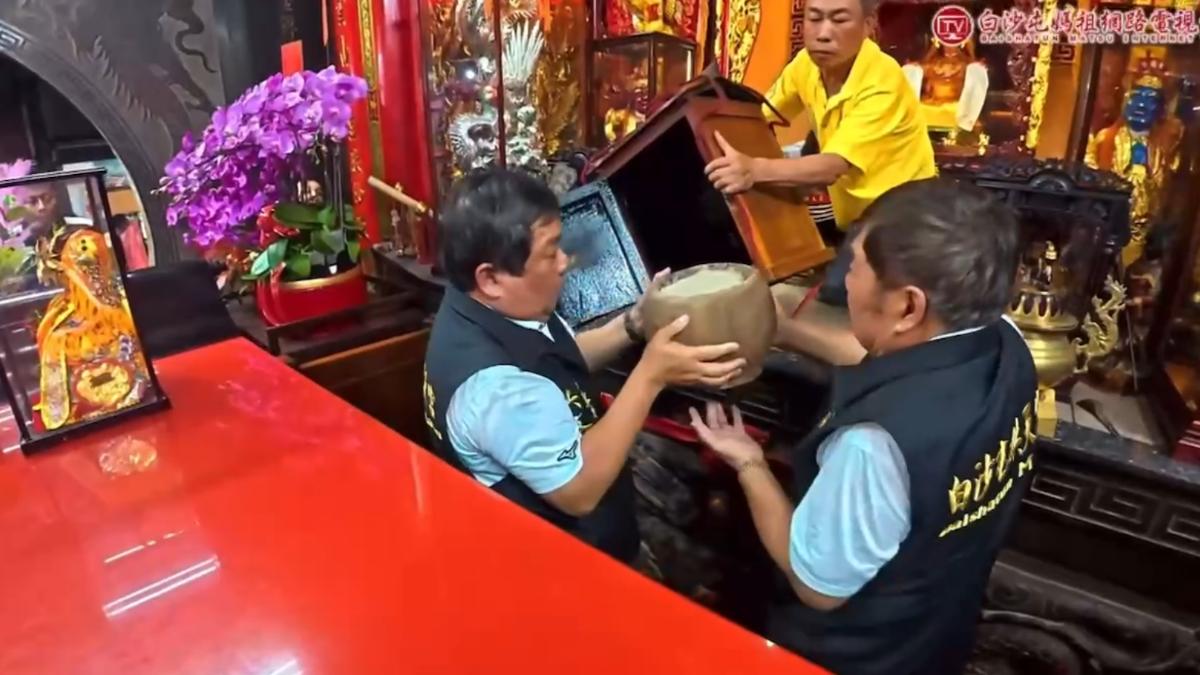 裝有萬年香火的火缸。（圖／翻攝白沙屯媽祖網路電視台）