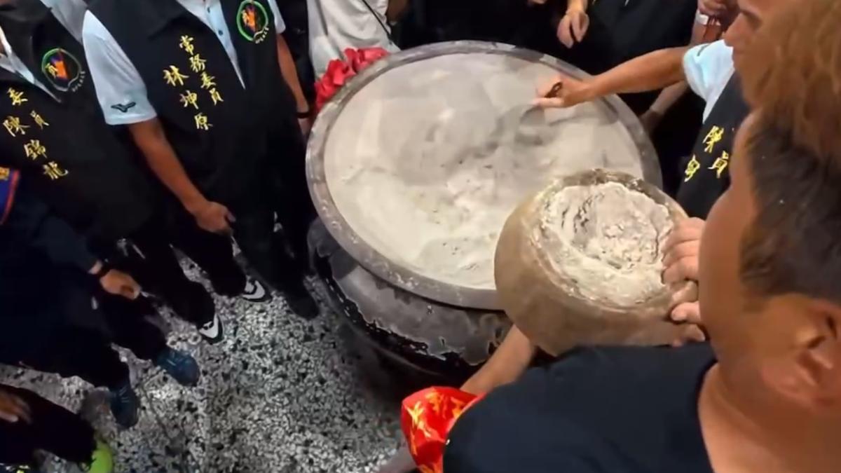 萬年香火進行合爐。（圖／翻攝白沙屯媽祖網路電視台）