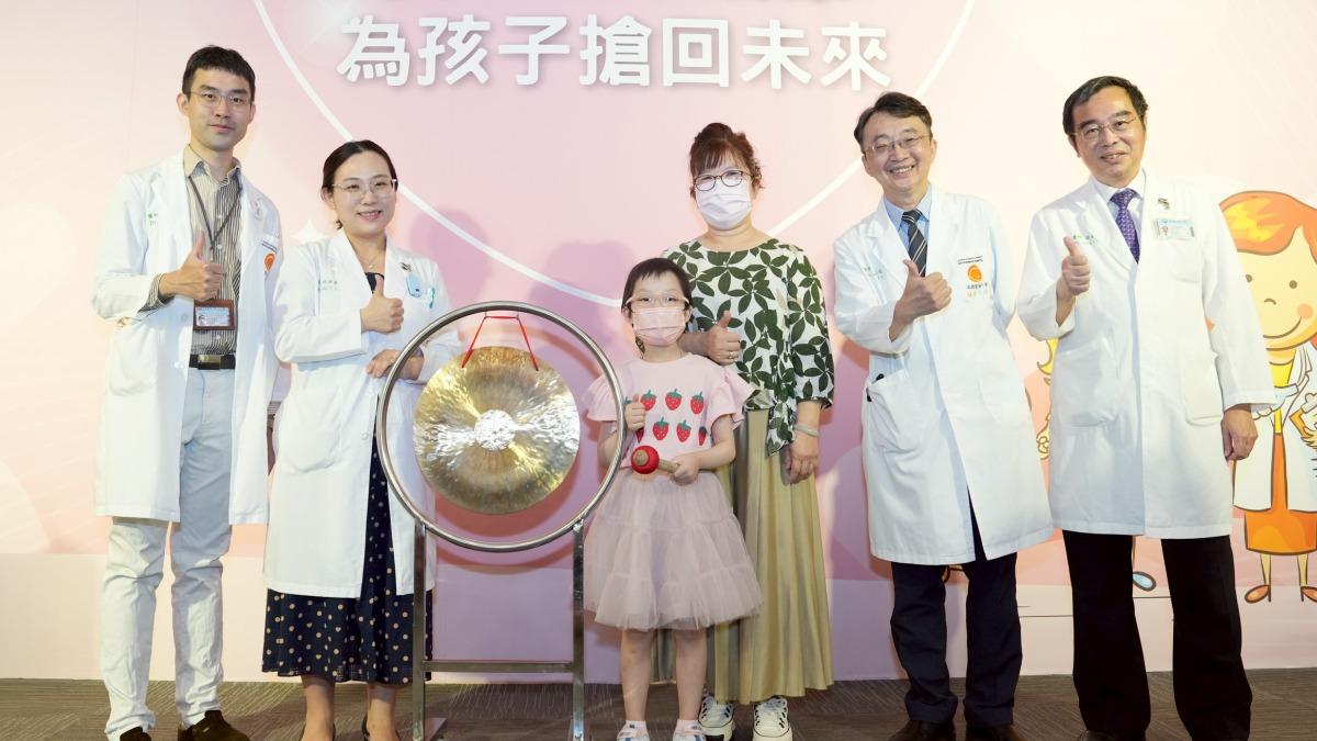 6歲遇無情玩笑！童跌倒跛腳未癒「一查是癌」　嬤獨相伴抗病魔