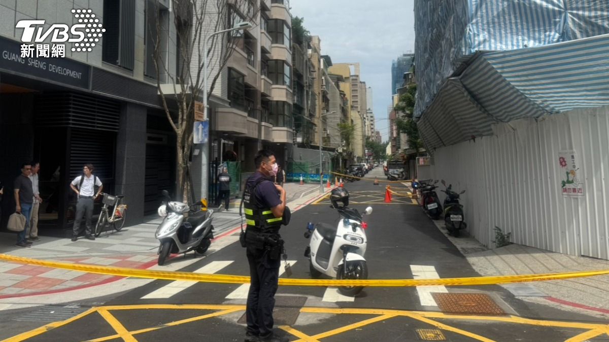 現場緊急拉起封鎖線等待處理。（圖／TVBS）