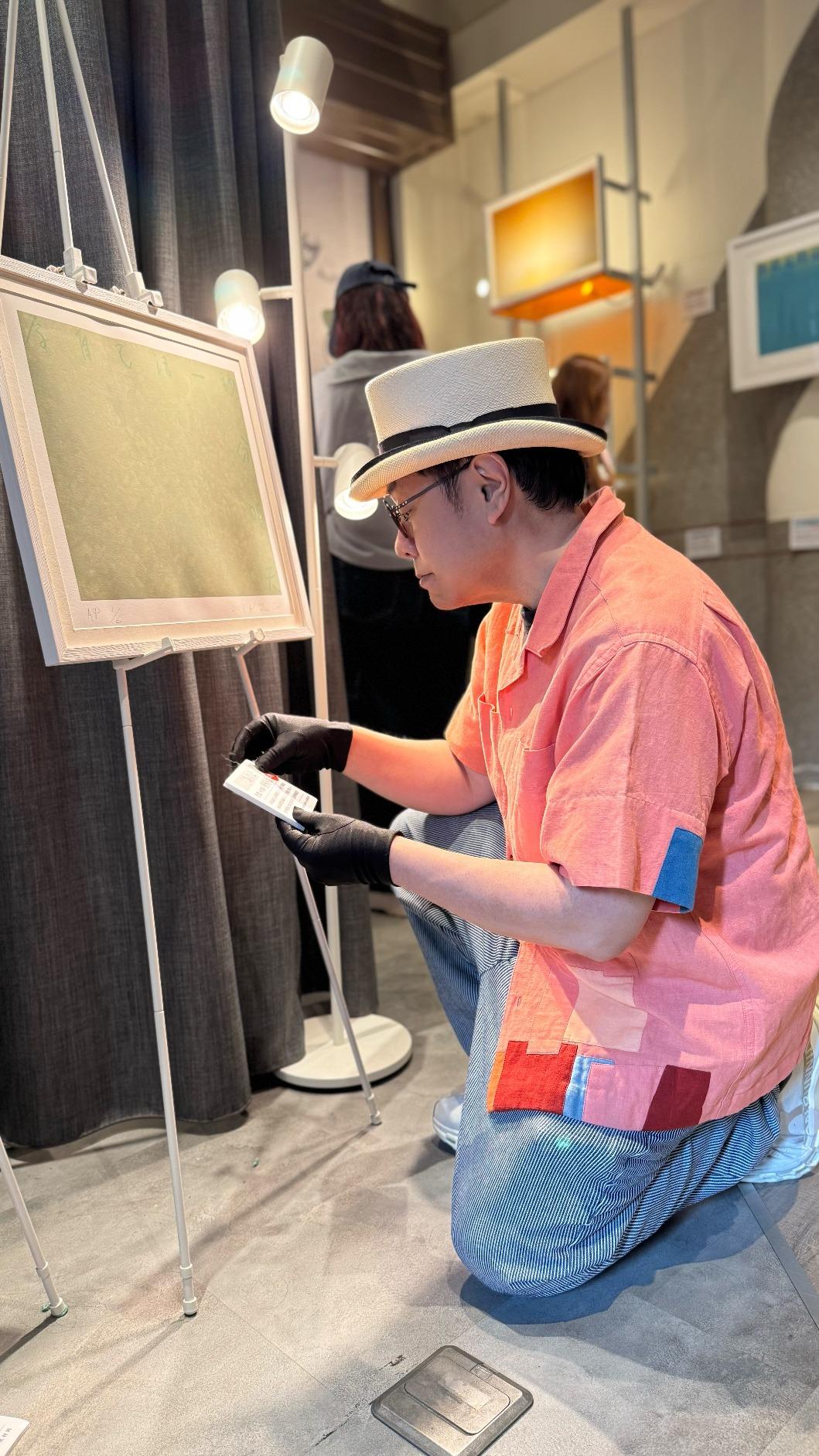 蔡康永親自為畫展延期佈展。（圖／潮洋行提供）