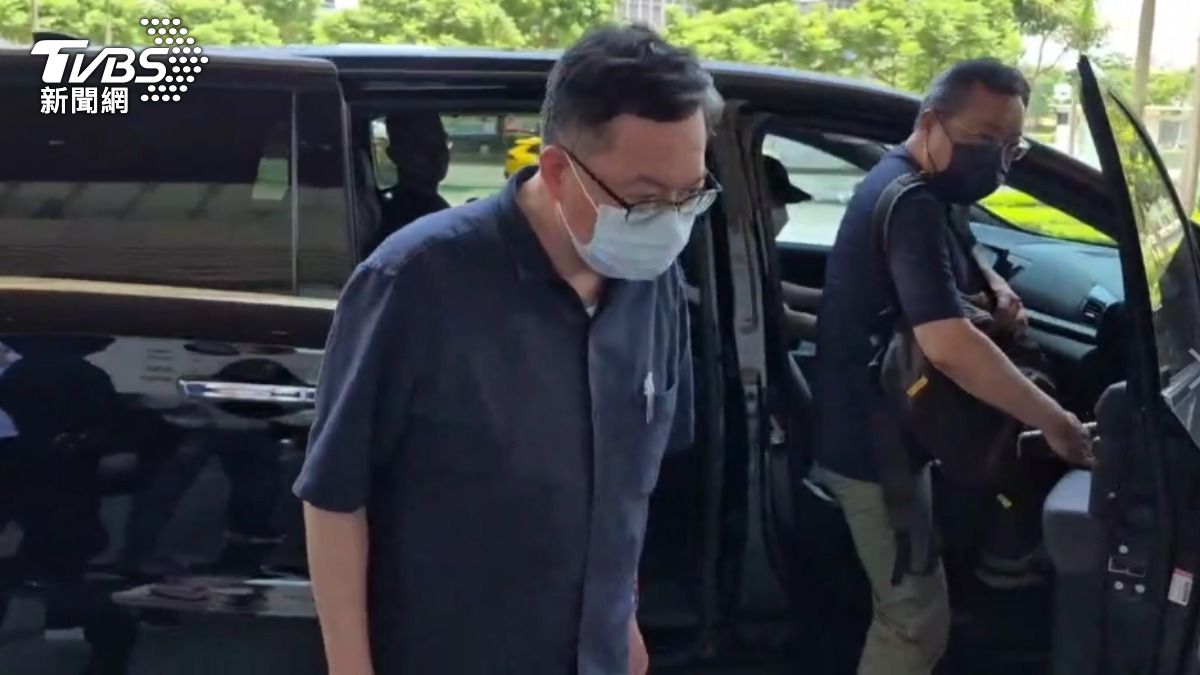鄭文燦涉貪後出庭，面對鏡頭難得發話。（圖／TVBS）